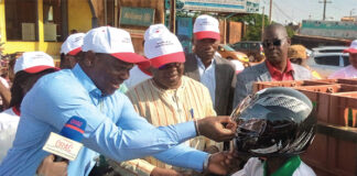 Semaine de sécurité routière : des casques offerts à des usagers