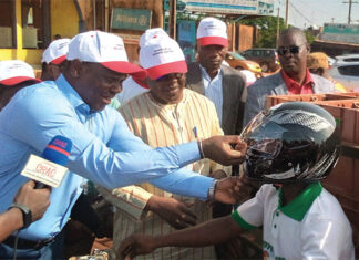 Semaine de sécurité routière : des casques offerts à des usagers