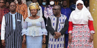 Montée des couleurs à l’hôtel administratif : les travailleurs sacrifient à la tradition