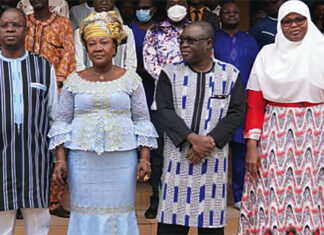 Montée des couleurs à l’hôtel administratif : les travailleurs sacrifient à la tradition