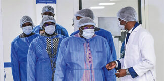 Production pharmaceutique PROPHARM : le Premier ministre Albert Ouédraogo visite les locaux