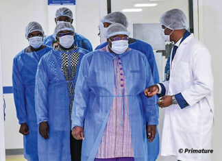 Production pharmaceutique PROPHARM : le Premier ministre Albert Ouédraogo visite les locaux