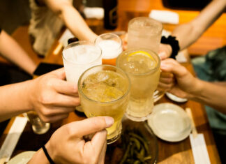 Japon : une campagne publicitaire organisée pour relancer la consommation d’alcool chez les jeunes