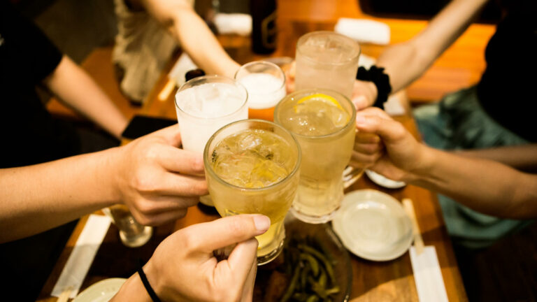 Japon : une campagne publicitaire organisée pour relancer la consommation d’alcool chez les jeunes