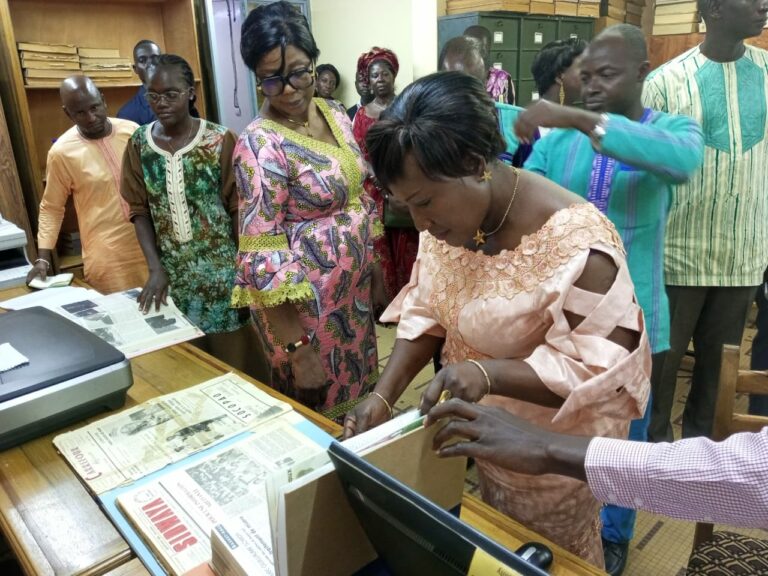 Editions Sidwaya : la ministre en charge de la Communication, Valérie Kaboré encourage le personnel