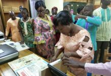 Editions Sidwaya : la ministre en charge de la Communication, Valérie Kaboré encourage le personnel