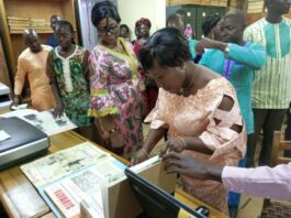 Editions Sidwaya : la ministre en charge de la Communication, Valérie Kaboré encourage le personnel