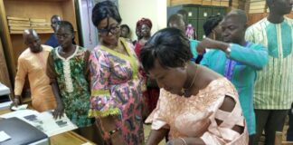 Editions Sidwaya : la ministre en charge de la Communication, Valérie Kaboré encourage le personnel