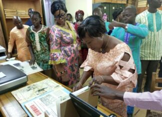 Editions Sidwaya : la ministre en charge de la Communication, Valérie Kaboré encourage le personnel