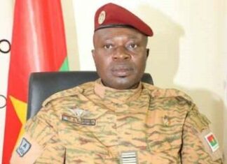 Lutte contre le terrorisme: le président Damiba échange avec Mohamed Bazoum a Niamey