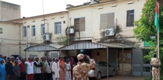 Montée des couleurs : le personnel des Éditions Sidwaya observe le rituel mensuel