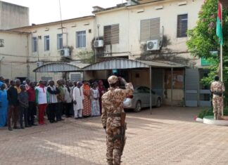 Montée des couleurs : le personnel des Éditions Sidwaya observe le rituel mensuel