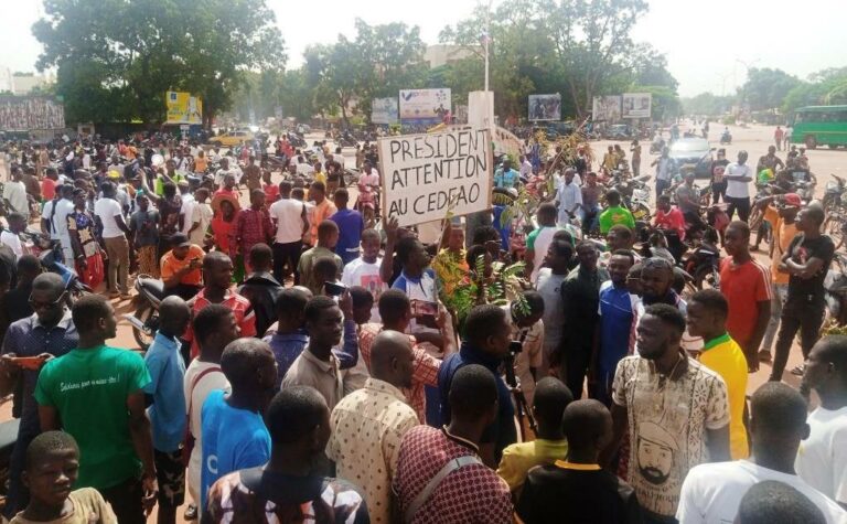 Bobo-Dioulasso : des manifestants exigent la désignation du capitaine Ibrahim Traoré pour conduire la Transition