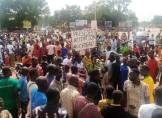 Bobo-Dioulasso : des manifestants exigent la désignation du capitaine Ibrahim Traoré pour conduire la Transition