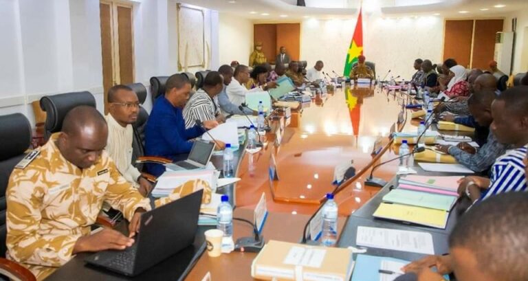 Projet de Budget 2023 : 3 200 milliards essentiellement orientés vers la sécurité et l&rsquo;humanitaire, selon le ministre en charge des Finances, Aboubacar Nacanabo