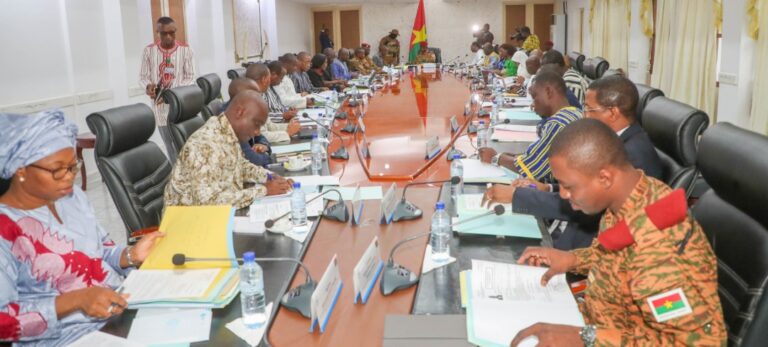 Burkina : Retour au décret de 2008 pour les salaires des ministres, le Chef de l’État garde sa rémunération de Capitaine