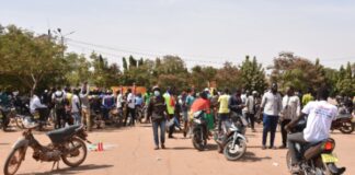 Rumeurs de coup d’État : Des manifestants à la place de la nation