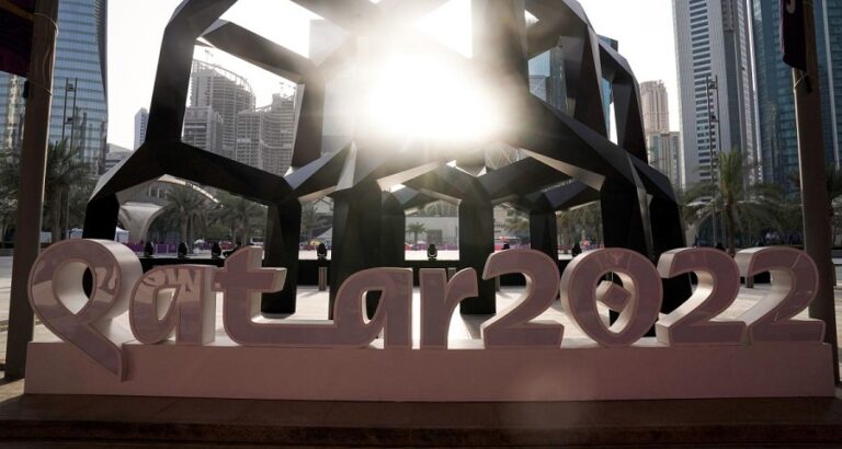 Coupe du monde: Critiqué pour les mauvaises conditions des travailleurs étrangers, le Qatar dénonce des affirmations « motivées par le racisme »  