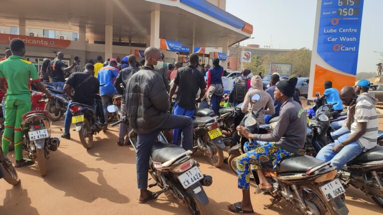 Pénurie de carburant : Les Ouagalais prennent d’assaut les stations-services