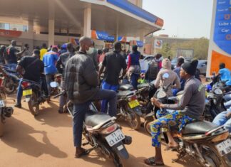 Pénurie de carburant : Les Ouagalais prennent d’assaut les stations-services