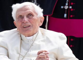 Vatican : Le pape François prie pour l’ex-souverain pontife Benoît XVI « gravement malade »