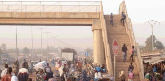 Passerelles piétonnes à Ouagadougou : adoptées par les enfants, rejetées par les adultes
