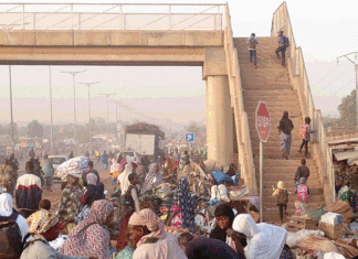 Passerelles piétonnes à Ouagadougou : adoptées par les enfants, rejetées par les adultes