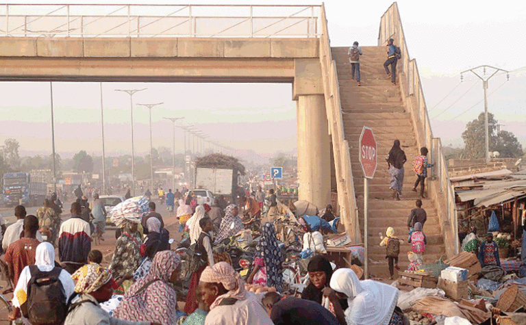 Passerelles piétonnes à Ouagadougou : adoptées par les enfants, rejetées par les adultes