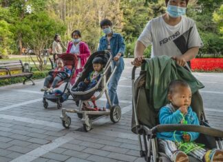 Chine : face à la baisse de la population les autorités locales lancent des mesures pour inciter les couples à procréer.