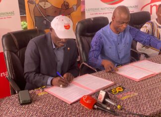 Burkina : La LONAB remet un chèque de 50 millions de FCFA pour la 28e édition du FESPACO