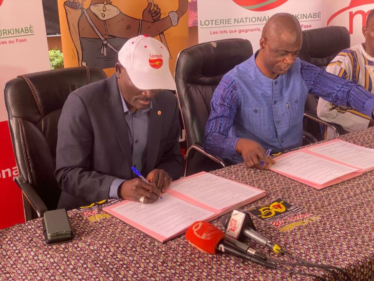 Burkina : La LONAB remet un chèque de 50 millions de FCFA pour la 28e édition du FESPACO