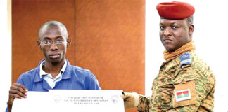 Effort de guerre : des élèves remettent leur contribution au chef de l’Etat