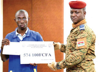 Effort de guerre : des élèves remettent leur contribution au chef de l’Etat