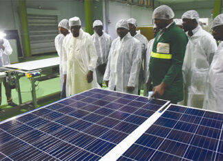 Fabrication de panneaux solaires : le ministre Simon Pierre Boussim visite Faso Energy