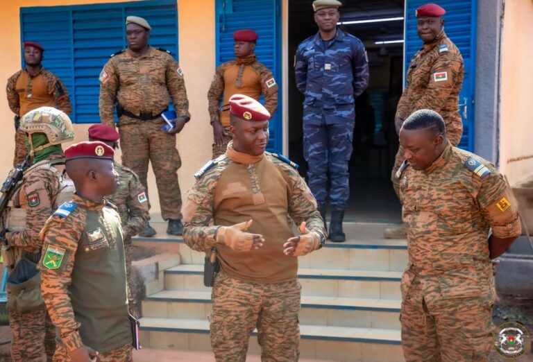 Reconquête du territoire : le capitaine Ibrahim Traoré  échange avec des unités engagées dans la lutte contre le terrorisme