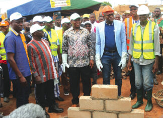 Salle polyvalente de Fada N’Gourma : le ministre Aboubacar Nacanabo pose la première pierre