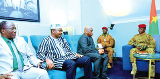 Le capitaine Ibrahim Traoré reçoit un émissaire du colonel Mamadi Doumbouya