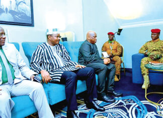 Le capitaine Ibrahim Traoré reçoit un émissaire du colonel Mamadi Doumbouya