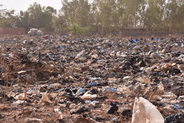 Pollution : Ouagadougou, un dépotoir de sachets plastiques à ciel ouvert