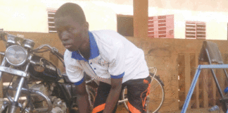 Elèves déplacés internes handicapés visuels : une scolarité à tâtons