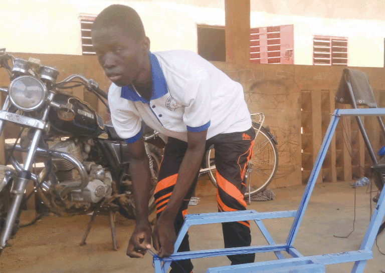 Elèves déplacés internes handicapés visuels : une scolarité à tâtons