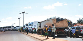 Mouvement d’humeur des transporteurs : la sortie ouest de Ouagadougou bloquée par des camions