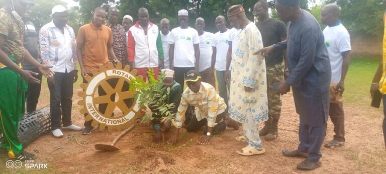 Doumdoulma: le Rotary club Ouagadougou Savane reboise l’école primaire