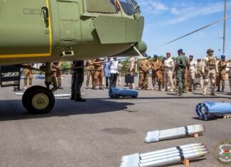 Reconquête du territoire : le Chef de l’Etat échange avec le personnel de l’Armée de l’air