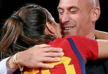 Espagne : En donnant un baiser forcé à une joueuse, le président de la fédération espagnole de football poursuivi pour agression sexuelle