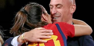 Espagne : En donnant un baiser forcé à une joueuse, le président de la fédération espagnole de football poursuivi pour agression sexuelle