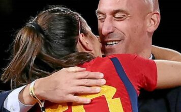 Espagne : En donnant un baiser forcé à une joueuse, le président de la fédération espagnole de football poursuivi pour agression sexuelle