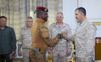 Défense : le Chef de l’Etat échange avec une délégation russe