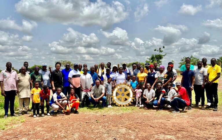 Loumbila : le Rotary club Ouagadougou dit doyen renforce le couvert végétal avec 100 arbres