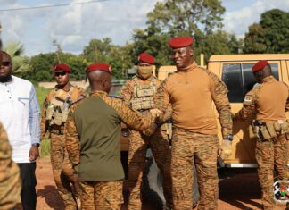Forces combattantes de la 2e région militaire : le Chef de l’Etat encourage les unités au Camp Ouezzin-Coulibaly